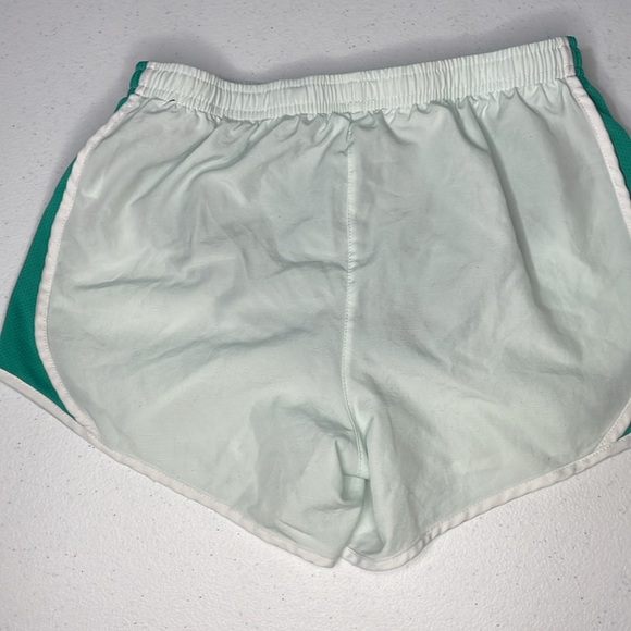 NIKE dri-fit girls running shorts in green/super pale green - Picture 3 of 5